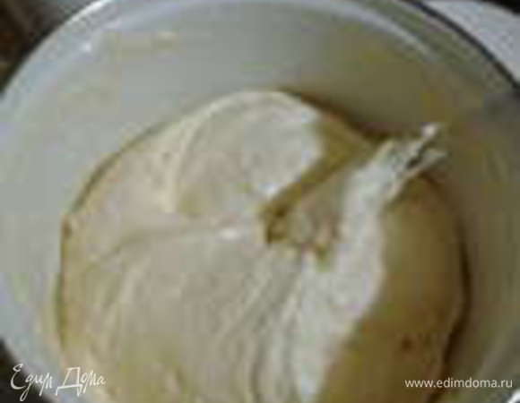 Также аккуратно всыпать муку. Выложить тесто в форму и выпекать 25 минут при 200С. Бисквит остудить