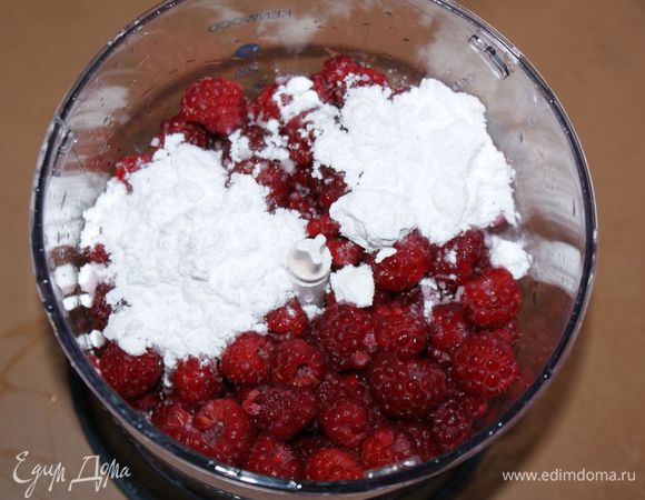 В чашу блендера выложить помытую малину, влить лимонный сок и добавить сахарную пудру.