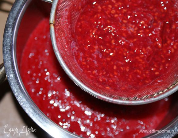 Протереть получившееся пюре через сито.