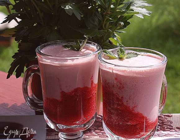 Положить в 2 высоких бокала по 2 ст.ложки малинового пюре.
Оставшееся пюре взбить с ряженкой, молоком и сливками. 
Тонкой струйкой влить по стенке бокалов смесь из ряженки и малины. Украсить листиками мяты или ягодками малины. 
(Влить ровно у меня не вышло, но получилось все равно очень вкусно!)

Приятного аппетита!