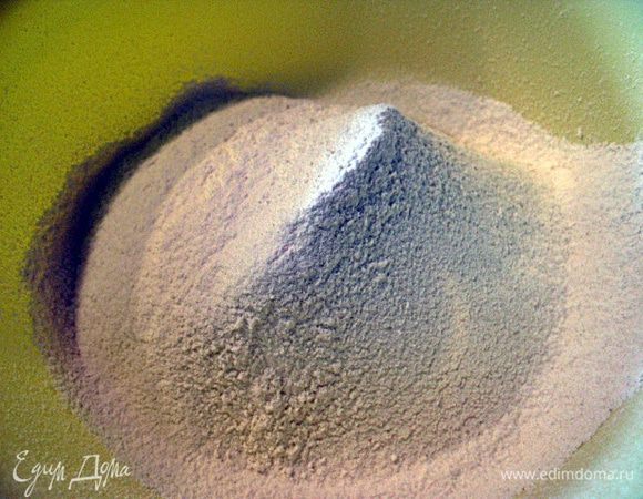 Смешать молоко и воду. Подогреть до теплого состояния. Растворить дрожжи с сахаром. Дать постоять 10 мин. Просеять муку с солью.