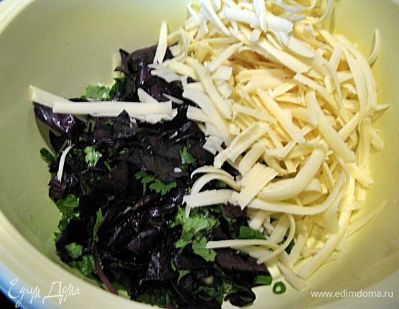 У зелени удалить твердые стебли, нарезать и смешать с натертым сыром. Посолить по вкусу. 
