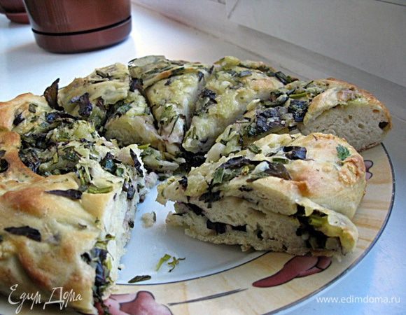 Тесто обмять, выложить на смазанную жиром бумагу для выпечки, придать форму лепешки толщиной около 1 см. Выложить начинку, разровнять по лепешке, не доходя до краев 2 см. Завернуть края так, чтобы они заходили на начинку. Печь при 200 гр 25-30 мин. Горячим смазать сливочным маслом и накрыть полотенцем мин. на 15. Остудить, нарезать и подавать. Приятного аппетита! 