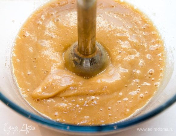 Яблоки перебрать, промыть, очистить, запечь в духовке до мягкого состояния. Взбить блендером в пюре или протереть через дуршлаг, затем — через густое сито.