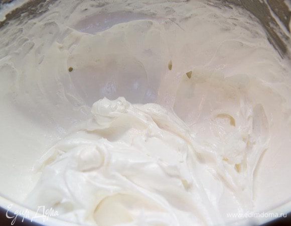 Взбить белки добавляя 0,5 ст. сахара по 1 ч.л. (взбиваем белки как для безе http://www.edimdoma.ru/retsepty/43068-kompliment-dlya-lyubimogo-sekret-udachnogo-prigotovleniya-beze)