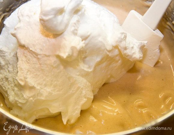 Затем смешать яблочное пюре с взбитым белком. Отложить пару ст.ложек для промазывания пастилы.