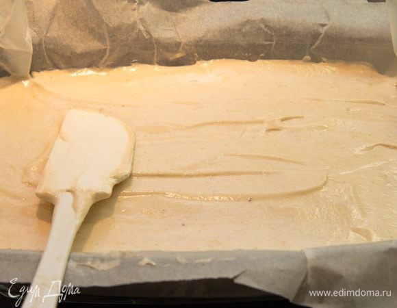 Сбитое пюре разложить слоем 2—3 см на лотки, выстланные пергаментной бумагой, слегка обсыпать сахарной пудрой. Сверху пласт загладить ножом.