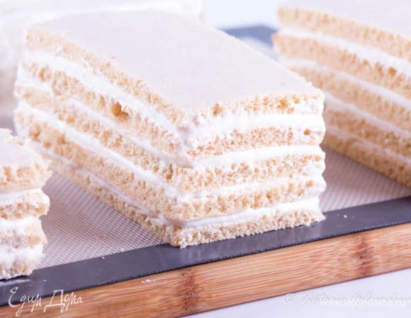 Сушить в духовке 90 °C. Спустя 4—5 ч пласт разрезать на 2 куска. Один кусок смазать отложенным пюре и накрыть сверху вторым куском. Еще подсушивать 1—2 ч, перевернуть и окончательно досушить в течение 1 часа. Достать пастилу, остудить. Втереть в ее поверхность сахарную пудру и разрезать на квадраты.