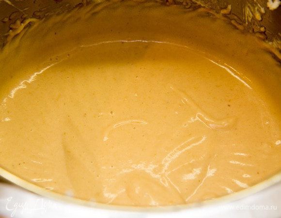Добавить 0,5 ст. сахара в полученное пюре и взбивать до тех пор, пока оно не посветлеет и увеличится в объеме.