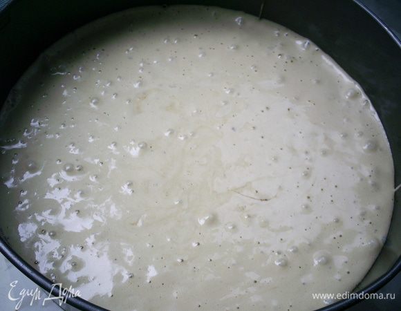 Выливаем тесто в форму диаметром 24см. Дно формы выстилаем бумагой, затем дно и бока смазываем маслой. Выпекаем в разогретой до 200 градусов духовке 30-40 минут. Ориентируйтесь по своей духовке и сухой лучинке.