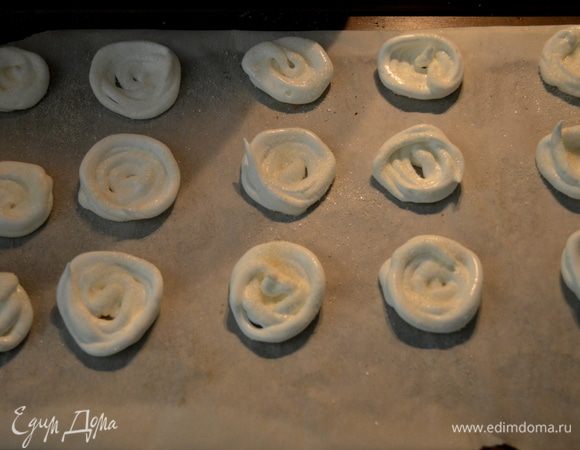 Меренги ставим в разогретую духовку на 1час.Затем выключим духовку и оставим их там еще  на 2часа.