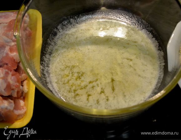 Смешать растопл. слив. масло с раздавлен. чесноком. В другой чаше скомбинировать хлебную крошку с пармезаном, соль и перец.