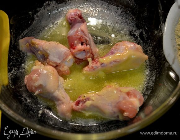 Сначала обмакнем крылышки в маслянную массу.