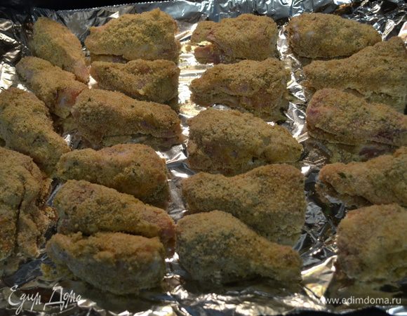 Выкладываем все на застеленной фольгой или смазанный противень. Ставим в духовку на 180гр. на 1 час.
Желательно за 20 мин. перевернуть все крылышки.