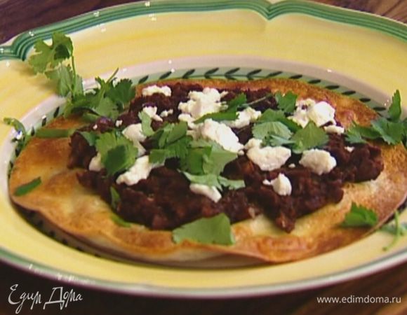 Кинзу измельчить и посыпать готовую тортилью.