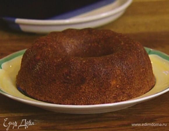 Готовый пирог остудить, вынуть из формы и украсить кремом.