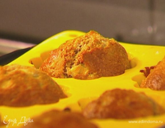 Готовые маффины остудить, затем вынуть из формочек.