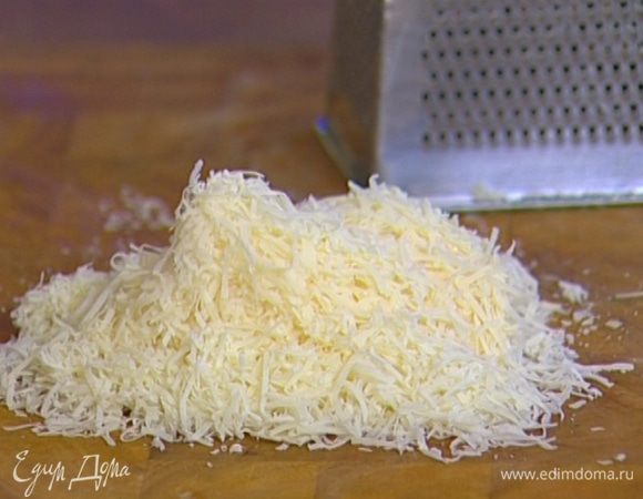 Сыр натереть на мелкой терке.