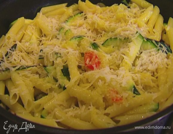 Выложить макароны в сковороду с цукини, перемешать. Если получится суховато, влить немного жидкости, в которой варились макароны. Посыпать натертым сыром и сбрызнуть оставшимся оливковым маслом.