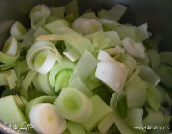 Лук-порей нарезаем колечками. В кастрюле разoгреваем оливковое масло, выкладываем туда наш лук, солим, перчим, добавляем лимонный сок и готовим на медленном огне 15-20 минут. 
