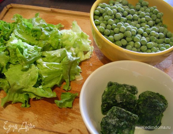 Вот такое количество горошка, салата и шпината я использовала. Добавляем их к луку. Сначала лучше добавить горошек и шпинат, если он замороженный.
