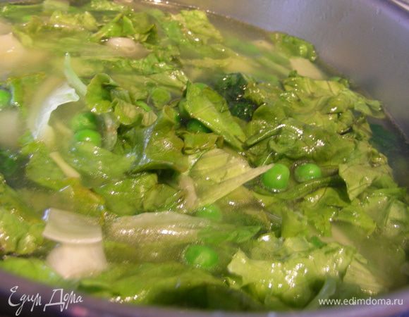 Минут через 5-7 добавляем бульон или воду. Готовим на небольшом огне минут 5. Затем добавляем салат и готовим еще несколько минут.
