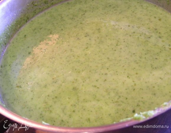Снимаем с огня и превращаем суп в пюре. Если суп густоват, то можно развести его молоком или сливками.