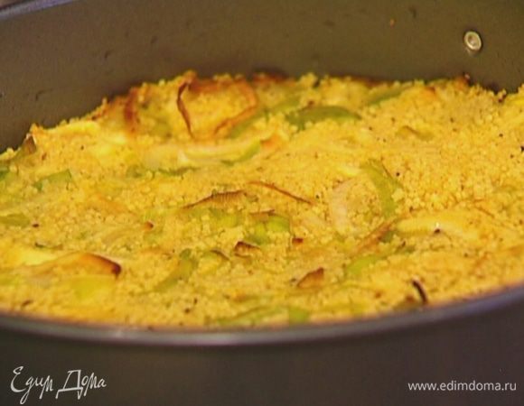 Дать пирогу остыть, затем нарезать его и подавать.