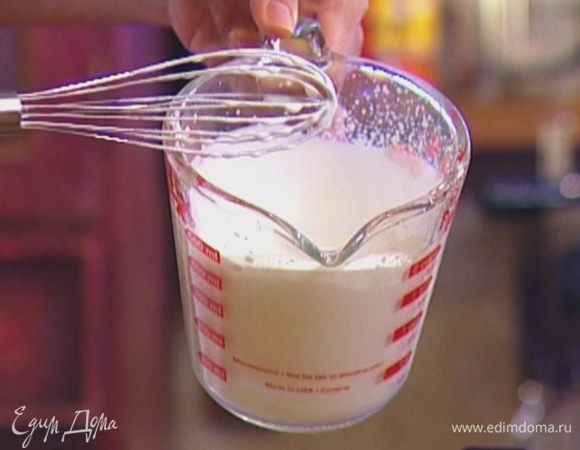 Сливки взбить миксером в пышную пену.

