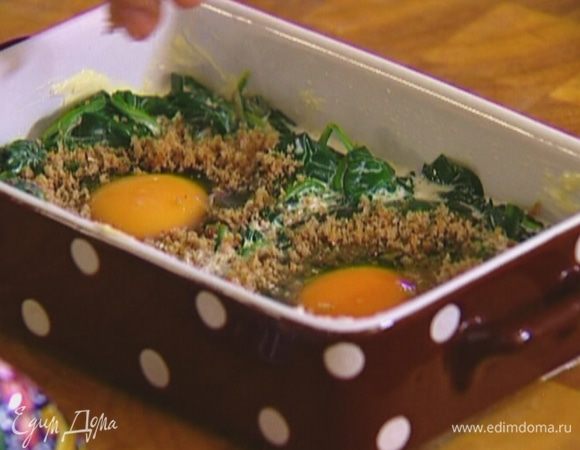 Присыпать белки измельченным хлебом с пряностями (желтки не присыпать).