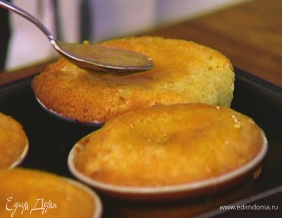 Горячие кексы полить лимонной карамелью.