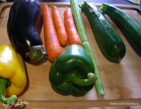 Вот такие овощи я использовала. У меня получилось чего-то побольше, чего-то поменьше, но суть одна. К тому же у меня форма несколько больше, чем в оригинале (там использовалась узкая прямоугольная форма для кекса).

