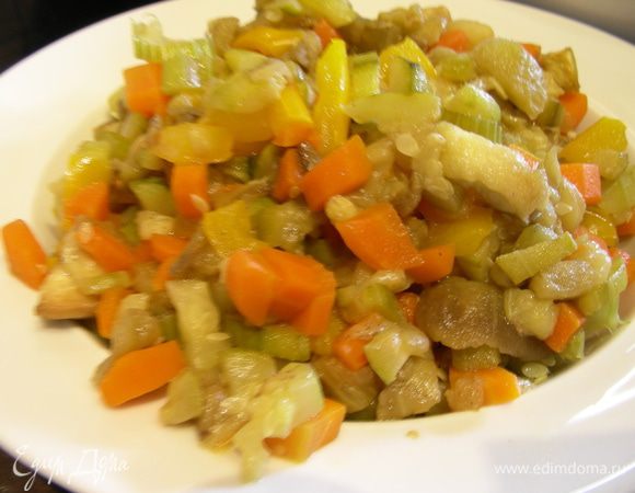 Разогреваем оливковое масло и обжариваем наши овощи до мягкости минут 10-12, солим, перчим по вкусу.
