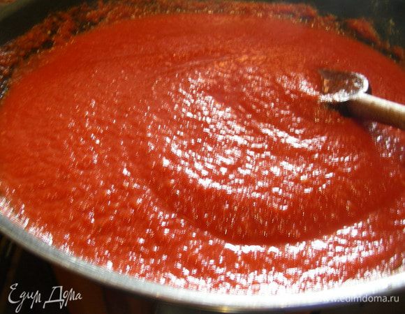 Для соуса взбиваем в блендере консервированные томаты, чеснок. Муку обжариваем в 1 ст.л. растительного масла до золотистого цвета. Добавляем в нее томатное пюре, готовим минут 6. Добавляем орегано, соль, перец.
