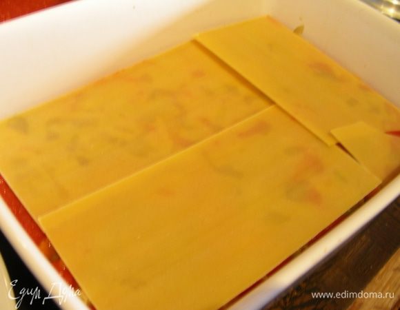 Смазываем форму для запекания маслом. Выкладываем листы лазаньи (у меня вместилось 3 листа). 
