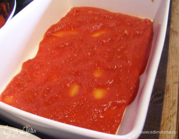 Покрываем как следует томатным соусом.