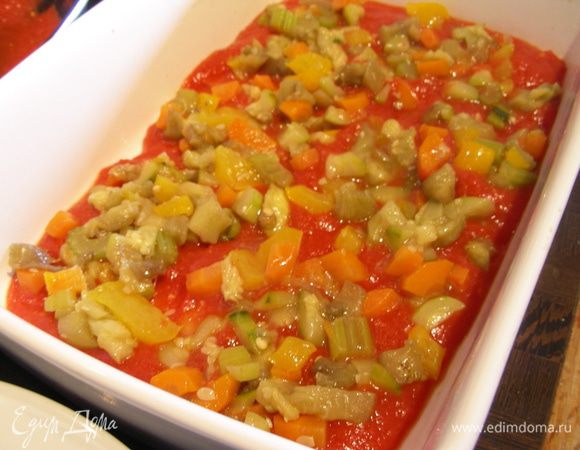 Затем выкладываем 1/3 или 1/4 овощей (смотрите по своей форме, у меня было 3 слоя, а в оригинале 4). Затем опять листы лазаньи и так до конца.

