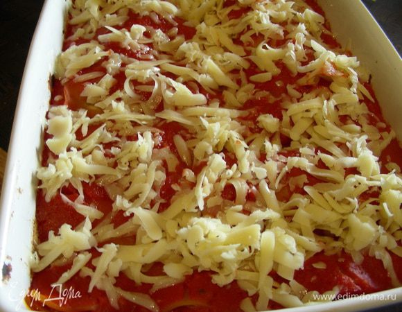 Получается 3 или 4 слоя. Последним будет слой  листов лазаньи. Его как следует промазываем томатным соусом. Для непостного варианта присыпим лазанью щедро сыром. Можно присыпать сразу, но я предпочитаю это делать минут за 15-20 до готовности. Ставим лазанью в духовку 180 гр. Время выпекания зависит от листов лазаньи - 25-40 минут, надо смотреть на упаковке. У меня в этот раз было 40 минут. 

