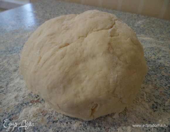 Делаем тесто: яйцо взбить венчиком, добавить соль и сахар, растительное масло и кефир. Затем добавить муку и соду, замесить густое тесто.