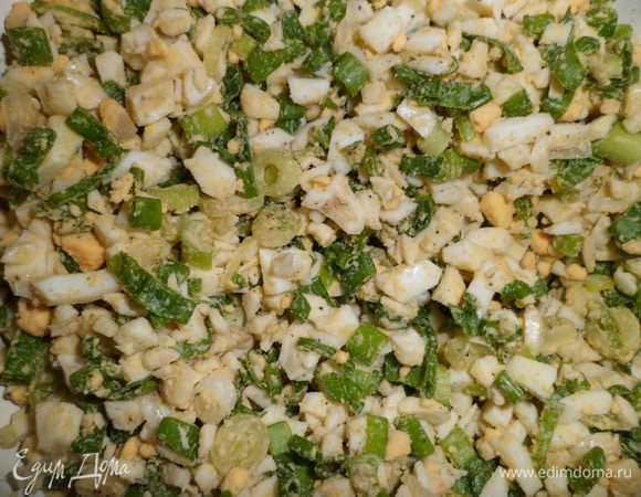 Начинка: зеленый лук измельчить вместе с яйцами, посолить, поперчить.