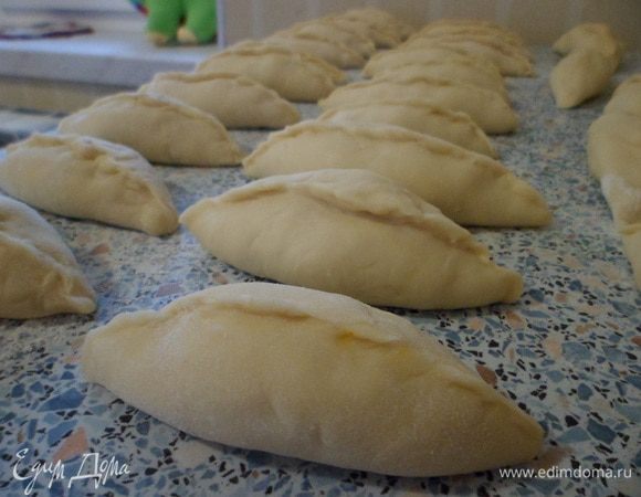 Тесто раскатать в пласт толщиной около 2-3 миллиметров и кружкой вырезать кружочки.На одну половинку круга уложить немного начинки, сверху накрыть второй половинкой и защипать края.