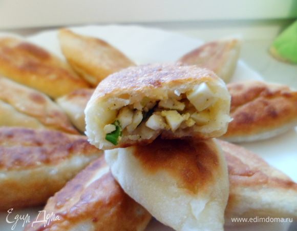 Жарить пирожки на сковороде с растительным маслом на небольшом огне до корочки с двух сторон (ок. 2-3 мин. с каждой стороны).
Приятного:)