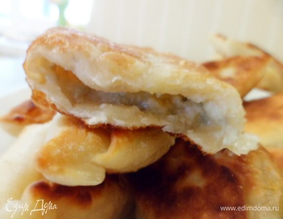 P.S. это тесто прекрасно сочетается с сыром (у меня был с голубой плесенью и Золотистый). Короче - получились бонусные пирожки:)