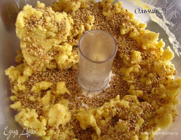 Добавляем 1-2 ст. л. воды, 2 ст. л. кунжута, быстро перемешиваем.