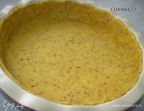 Раскатываем в тонкий пласт на присыпанной мукой поверхности. Аккуратно переносим тесто при помощи скалки (намотав на нее тесто) в форму. Обрезаем лишнее, часто накалываем вилкой. Отправляем в холодильник.