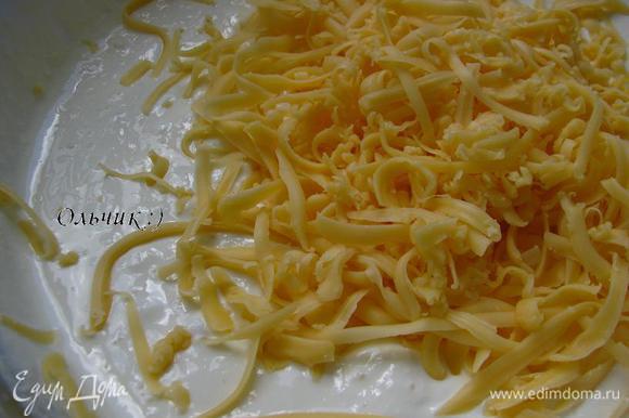 Для начинки соединяем яйца, творог, сметану, соль, все доводим до однородности при помощи погружного блендера. Добавляем тертый твердый сыр, перемешиваем.
