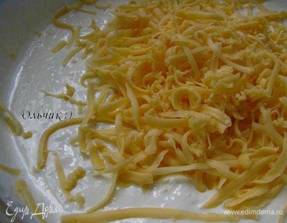 Для начинки соединяем яйца, творог, сметану, соль, все доводим до однородности при помощи погружного блендера. Добавляем тертый твердый сыр, перемешиваем.