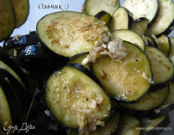 Моем, режем овощи тонкими кругами. Баклажаны, предварительно замаринованные (30 мин.) в оливковом масле с мелко-резанным чесноком, солью и перцем, выкладываем в начинку "ребром". 
