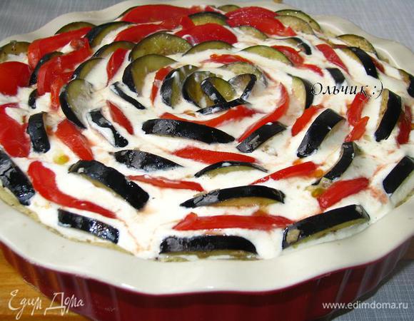 Чередуем баклажаны с помидорами. Если круги слишком большие, разрежем их напополам.