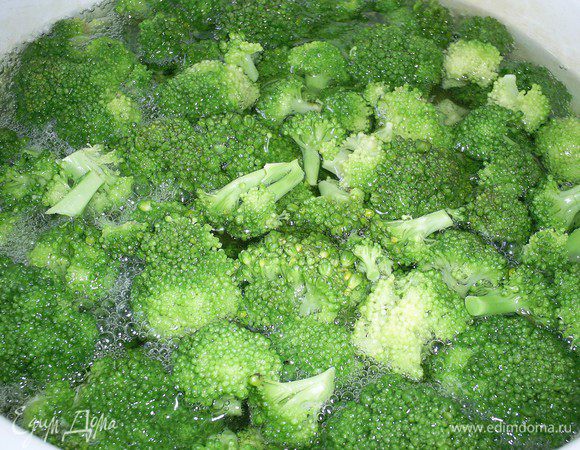 Брокколи разобрать на соцветия. Отварить 3 минуты в кипящей подсоленой воде.
